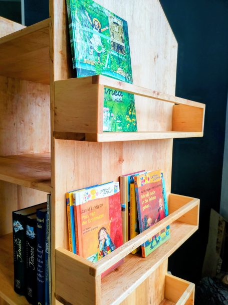Bücherregal